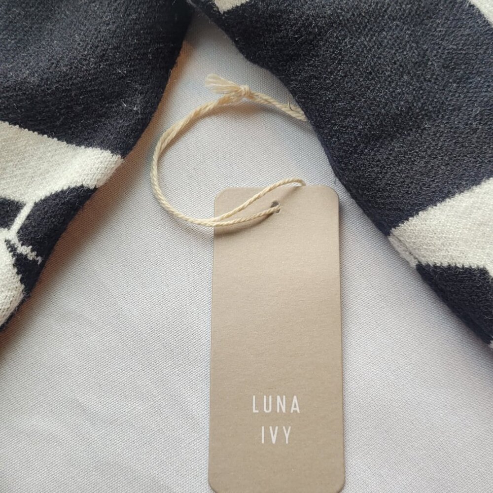 Luna Ivy Black‎ & White Bow Sweater - Picture 4 of 6